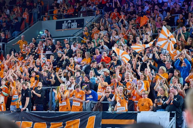 Feiernde Fans von Ulm nach Spielende GER, ratiopharm ulm vs. MHP Riesen Ludwigsburg, Basketball, 22. Spieltag, EasyCredit BBL, Spielzeit 2025 2026, 06.03.2026 GER, ratiopharm ulm vs. MHP Riesen Ludwigsburg, Basketball, 22. Spieltag, EasyCredit BBL, Spielzeit 2025 2026, 06.03.2026 Neu-Ulm Copyright: xEibner-Pressefoto GeraldxOelze-dexStoppanyx EP_ODS
