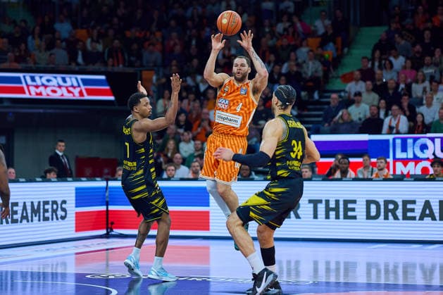 Elijah Hughes (MHP Riesen Ludwigsburg, 07), Christopher Ledlum (ratiopharm ulm, 04), Gavin Schilling (MHP Riesen Ludwigsburg, 34) GER, ratiopharm ulm vs. MHP Riesen Ludwigsburg, Basketball, 22. Spieltag, EasyCredit BBL, Spielzeit 2025 2026, 06.03.2026 GER, ratiopharm ulm vs. MHP Riesen Ludwigsburg, Basketball, 22. Spieltag, EasyCredit BBL, Spielzeit 2025 2026, 06.03.2026 Neu-Ulm Copyright: xEibner-Pressefoto GeraldxOelze-dexStoppanyx EP_ODS