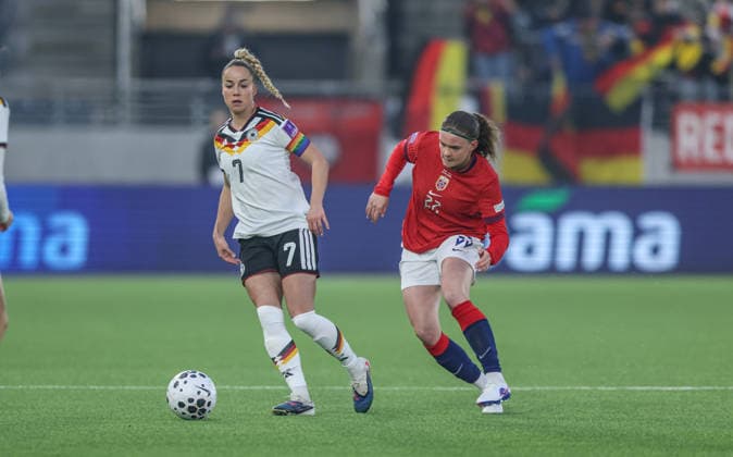 NOR, Stavanger, Norwegen vs Deutschland, Länderspiel, Fussball, FIFA, Spielzeit 2026 2027, WM-Qualifikation, Viking-Stadion, 2. Spieltag im Bild v.l.: Signe Gaupset (Norwegen Frauen 22), Giulia Gwinn (Deutschland Frauen 7) DFB DFL REGULATIONS PROHIBIT ANY USE OF PHOTOGRAPHS AS IMAGE SEQUENCES AND OR QUASI-VIDEO, 07.03.2026 Copyright: HMBxMedia HendrikxHamelau