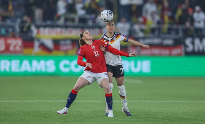 NOR, Stavanger, Norwegen vs Deutschland, Länderspiel, Fussball, FIFA, Spielzeit 2026 2027, WM-Qualifikation, Viking-Stadion, 2. Spieltag im Bild v.l.: Signe Gaupset (Norwegen Frauen 22), Giulia Gwinn (Deutschland Frauen 7) DFB DFL REGULATIONS PROHIBIT ANY USE OF PHOTOGRAPHS AS IMAGE SEQUENCES AND OR QUASI-VIDEO, 07.03.2026 Copyright: HMBxMedia HendrikxHamelau