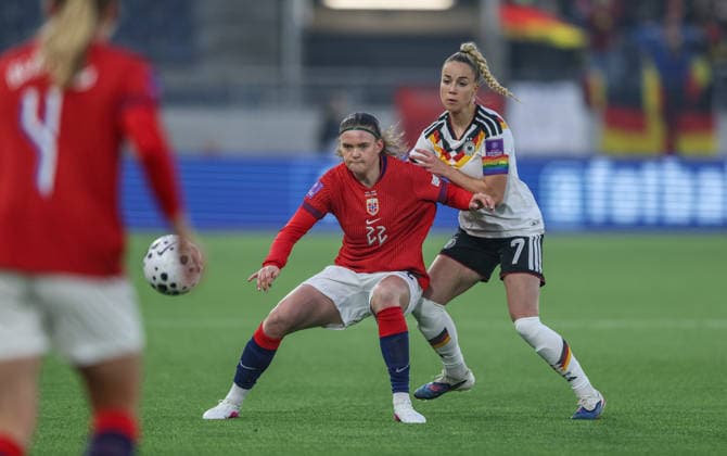 NOR, Stavanger, Norwegen vs Deutschland, Länderspiel, Fussball, FIFA, Spielzeit 2026 2027, WM-Qualifikation, Viking-Stadion, 2. Spieltag im Bild v.l.: Signe Gaupset (Norwegen Frauen 22), Giulia Gwinn (Deutschland Frauen 7), Zweikampf DFB DFL REGULATIONS PROHIBIT ANY USE OF PHOTOGRAPHS AS IMAGE SEQUENCES AND OR QUASI-VIDEO, 07.03.2026 Copyright: HMBxMedia HendrikxHamelau