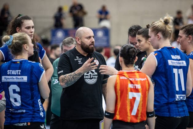 Konstantin Bitter (Allianz MTV Stuttgart, Head-Coach) - Ansprache an das Team, Auszeit GER, Allianz MTV Stuttgart - USC Muenster, Volleyball Bundesliga, VBL, Spielzeit 2025 2026, 07.03.2026 GER, Allianz MTV Stuttgart - USC Muenster, Volleyball Bundesliga, VBL, Spielzeit 2025 2026, 07.03.2026 Stuttgart Copyright: xSandyxDinkelackerx EP_SDR