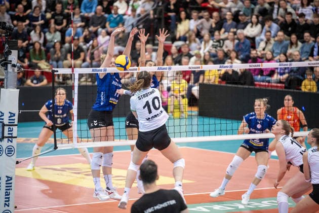 Amelie Strothoff (USC Muenster, 10) vs. Stuttgarter Block aus Pauline Martin (Allianz MTV Stuttgart, 11), li. und Anna Koulberg (Allianz MTV Stuttgart, 09) GER, Allianz MTV Stuttgart - USC Muenster, Volleyball Bundesliga, VBL, Spielzeit 2025 2026, 07.03.2026 GER, Allianz MTV Stuttgart - USC Muenster, Volleyball Bundesliga, VBL, Spielzeit 2025 2026, 07.03.2026 Stuttgart Copyright: xSandyxDinkelackerx EP_SDR