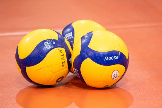 Feature, Symbol DVV Volleybaelle, Spielbaelle auf dem Spielfeld GER, Allianz MTV Stuttgart - USC Muenster, Volleyball Bundesliga, VBL, Spielzeit 2025 2026, 07.03.2026 GER, Allianz MTV Stuttgart - USC Muenster, Volleyball Bundesliga, VBL, Spielzeit 2025 2026, 07.03.2026 Stuttgart Copyright: xSandyxDinkelackerx EP_SDR