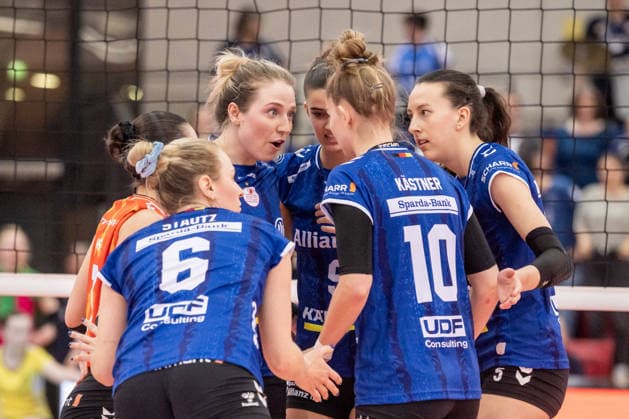Eleanor Holthaus (Allianz MTV Stuttgart, 08), Mitte schaut zu Pia Kaestner (Allianz MTV Stuttgart, 10), Teamkreis, Motivation GER, Allianz MTV Stuttgart - USC Muenster, Volleyball Bundesliga, VBL, Spielzeit 2025 2026, 07.03.2026 GER, Allianz MTV Stuttgart - USC Muenster, Volleyball Bundesliga, VBL, Spielzeit 2025 2026, 07.03.2026 Stuttgart Copyright: xSandyxDinkelackerx EP_SDR