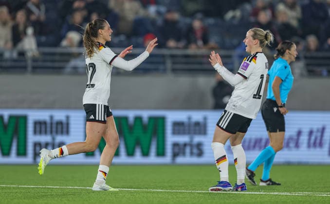 NOR, Stavanger, Norwegen vs Deutschland, Länderspiel, Fussball, FIFA, Spielzeit 2026 2027, WM-Qualifikation, Viking-Stadion, 2. Spieltag im Bild v.l.: Jule Brand (Deutschland Frauen 22), 4:0, Tor, Jubel und Freude, Emotionen, mal, Franziska Kett (Deutschland Frauen 17) DFB DFL REGULATIONS PROHIBIT ANY USE OF PHOTOGRAPHS AS IMAGE SEQUENCES AND OR QUASI-VIDEO, 07.03.2026 Copyright: HMBxMedia HendrikxHamelau