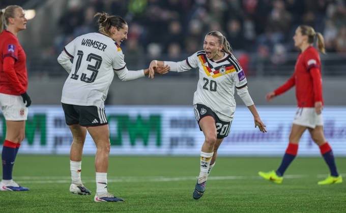NOR, Stavanger, Norwegen vs Deutschland, Länderspiel, Fussball, FIFA, Spielzeit 2026 2027, WM-Qualifikation, Viking-Stadion, 2. Spieltag im Bild: Elisa Senß (Deutschland Frauen 20), 1:0, Tor, Jubel und Freude, Emotionen, mal, Carlotta Wamser (Deutschland Frauen 13) DFB DFL REGULATIONS PROHIBIT ANY USE OF PHOTOGRAPHS AS IMAGE SEQUENCES AND OR QUASI-VIDEO, 07.03.2026 Copyright: HMBxMedia HendrikxHamelau