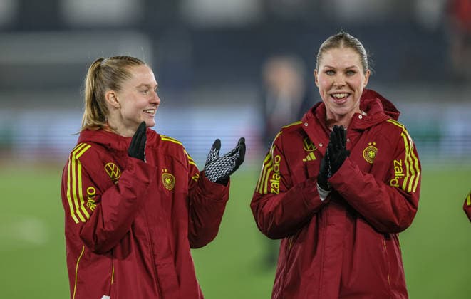 NOR, Stavanger, Norwegen vs Deutschland, Länderspiel, Fussball, FIFA, Spielzeit 2026 2027, WM-Qualifikation, Viking-Stadion, 2. Spieltag im Bild: Freude und Emotionen nach dem Sieg, Janina Minge (Deutschland Frauen 5), Rebecca Knaak (Deutschland Frauen 4) DFB DFL REGULATIONS PROHIBIT ANY USE OF PHOTOGRAPHS AS IMAGE SEQUENCES AND OR QUASI-VIDEO, 07.03.2026 Copyright: HMBxMedia HendrikxHamelau
