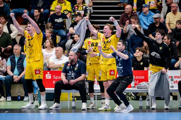 Krefeld, 07.03.2026, Handball, Herren, 2. Bundesliga, 23. Spieltag, 2025 2026: HSG Krefeld Niederrhein TV Großwallstadt Jubel auf der Spielerbank vom Krefeld vl.n.r. Matija Mircic (HSG Krefeld Niederrhein, 97), Chris Oploh (HSG Krefeld Niederrhein, Co-Trainer) Julius Rose (HSG Krefeld Niederrhein, 63), Niklas Ingenpaß (HSG Krefeld Niederrhein, 55), Mark Schmetz (HSG Krefeld Niederrhein, Trainer), Cedric Marquardt (HSG Krefeld Niederrhein, 24) Krefeld Glockenspitzhalle NRW Germany