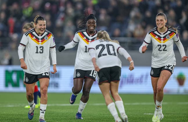 NOR, Stavanger, Norwegen vs Deutschland, Länderspiel, Fussball, FIFA, Spielzeit 2026 2027, WM-Qualifikation, Viking-Stadion, 2. Spieltag im Bild: Elisa Senß (Deutschland Frauen 20) erzielt das 1:0, Tor, Jubel und Freude, Emotionen, mal, Carlotta Wamser (Deutschland Frauen 13), Nicole Anyomi (Deutschland Frauen 18), Jule Brand (Deutschland Frauen 22) DFB DFL REGULATIONS PROHIBIT ANY USE OF PHOTOGRAPHS AS IMAGE SEQUENCES AND OR QUASI-VIDEO, 07.03.2026 Copyright: HMBxMedia HendrikxHamelau