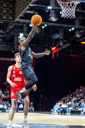 Jordan Nathaniel Johnson (Tigers Tuebingen, 11) beim Sprung mit Ball zum Korb. Tom Stoiber (Nuernberg Falcons, 28) GER, Nuernberg Falcons vs. Tigers Tuebingen, Basketball, BARMER 2. Bundesliga, Pro A, Saison 2025 2026, 26. Spieltag, 08.03.2026 GER, Nuernberg Falcons vs. Tigers Tuebingen, Basketball, BARMER 2. Bundesliga, Pro A, Saison 2025 2026, 26. Spieltag, 08.03.2026 Nuernberg Copyright: xEibner-Pressefoto ArdanxFuessmanx EP_AFN