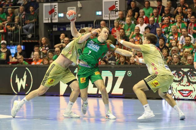 08.03.2026, xgox, Handball - Daikin HBL SC Magdeburg - TSV Hannover-Burgdorf emspor, v.l. Marian Michalczik (Hannover, 22), Felix Claar (Magdeburg, 7), Renars Uscins (Hannover, 10) Zweikampf, Duell, Kampf, tackle Magdeburg