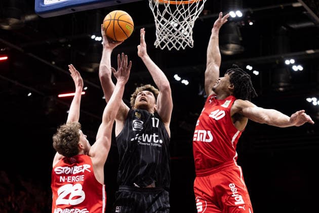 Nuernberg Falcons BC - Tigers Tuebingen, Herren, 2. Bundesliga, Barmer 2. Basketball Bundesliga, pro A, 26. Spieltag, Spielzeit 2025 2026, 08.03.2026 Lukas Milner (Tigers Tuebingen, 17) unter dem Korb gegen Evan Taylor (Nuernberg Falcons, 10) und Tom Stoiber (Nuernberg Falcons, 28)