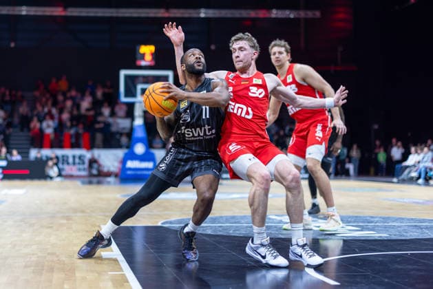 Jordan Nathaniel Johnson (Tigers Tuebingen, 11) im Zweikampf mit Vincent Friederici (Nuernberg Falcons, 30) GER, Nuernberg Falcons vs. Tigers Tuebingen, Basketball, BARMER 2. Bundesliga, Pro A, Saison 2025 2026, 26. Spieltag, 08.03.2026 GER, Nuernberg Falcons vs. Tigers Tuebingen, Basketball, BARMER 2. Bundesliga, Pro A, Saison 2025 2026, 26. Spieltag, 08.03.2026 Nuernberg Copyright: xEibner-Pressefoto ArdanxFuessmanx EP_AFN