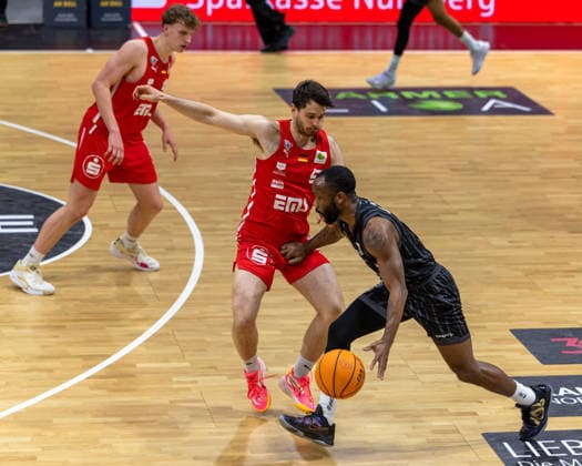 Jordan Nathaniel Johnson (Tigers Tuebingen, 11) im Zweikampf mit Tim Koepple (Nuernberg Falcons, 05) , seitliche Perspektive. GER, Nuernberg Falcons vs. Tigers Tuebingen, Basketball, BARMER 2. Bundesliga, Pro A, Saison 2025 2026, 26. Spieltag, 08.03.2026 GER, Nuernberg Falcons vs. Tigers Tuebingen, Basketball, BARMER 2. Bundesliga, Pro A, Saison 2025 2026, 26. Spieltag, 08.03.2026 Nuernberg Copyright: xEibner-Pressefoto ArdanxFuessmanx EP_AFN