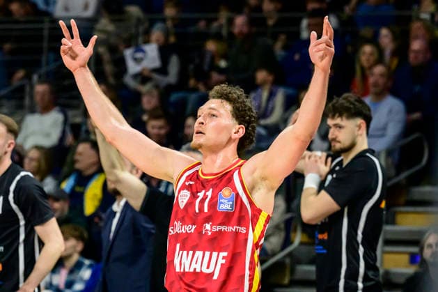 GER, Berlin, basketball, Alba Berlin vs Fitness First Wuerzburg Baskets, at the Max-Schmeling-Halle , BBL, pictured from left: Brae Ivey (Wuerzburg 11), Basket, score, cheers, joy, excitement, celebrates, March 8, 2026 Copyright: HMBxMedia UwexKoch