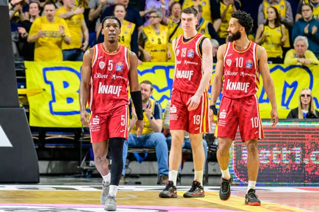 GER, Berlin, basketball, Alba Berlin vs Fitness First Wuerzburg Baskets, at the Max-Schmeling-Halle , BBL, pictured from left: Marcus Carr (Wuerzburg 05), Christian Skladanowski (Wuerzburg 19), Davion Mintz (Wuerzburg 10), get lucky, show at the scoreboard, March 8, 2026 Copyright: HMBxMedia UwexKoch