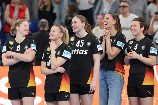 Deutschland - Slowenien, Handball-EM-Qualifikation der Frauen Nina Engel (Deutschland, 8), Antje Döll (Deutschland, 29), Jolina Huhnstock (Deutschland, 45), Xenia Smits (Deutschland, 11) und Alina Grijseels (Deutschland, 4)sehen sich Szenen der vergangenen Handball-WM an. Handball-EM-Qualifikationsspiel der Frauen zwischen Deutschland und Slowenien am 8. März im SNP dome Heidelberg., Heidelberg Baden-Württemberg Deutschland SNP dome