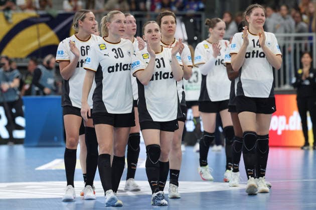 Deutschland - Slowenien, Handball-EM-Qualifikation der Frauen Dana Bleckmann (Deutschland, 66), Jenny Behrend (Deutschland, 30), Alexia Hauf (Deutschland, 31), Alina Grijseels (Deutschland, 4) und Marie Steffen (Deutschland, 14) bedanken sich beim Publikum für die Unterstützung. Handball-EM-Qualifikationsspiel der Frauen zwischen Deutschland und Slowenien am 8. März im SNP dome Heidelberg., Heidelberg Baden-Württemberg Deutschland SNP dome