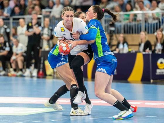 Dana Bleckmann (Deutschland, 66) wird von Spela Bajic (Slovenia, 19) und Ana Abina (Slovenia, 09) in die Zange genommen, Deutschland vs. Slowenien, Handball, EM-Qualifikation, Frauen, Spielzeit 2025 2026, 08.03.2026, Deutschland vs. Slowenien, Handball, EM-Qualifikation, Frauen, Spielzeit 2025 2026, 08.03.2026 Heidelberg Copyright: xEibner-Pressefoto MichaelxSchmidx EP_MST