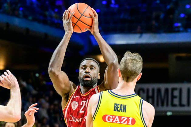 GER, Berlin, basketball, Alba Berlin vs Fitness First Wuerzburg Baskets, at the Max-Schmeling-Halle , BBL, pictured from left: Eddy Edigin (Wuerzburg 27), Justin Bean (Alba 34), Action, duels, fighting for the ball, March 8, 2026 Copyright: HMBxMedia UwexKoch