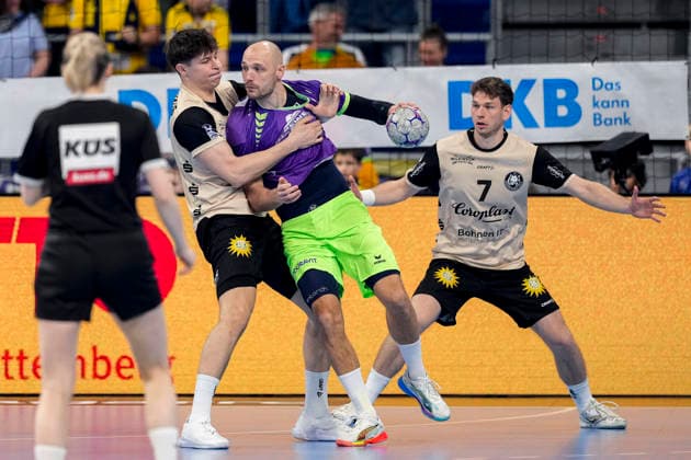 v.li.: Sören Steinhaus (BHC, 53), Lukas Sandell (RNL, 11), Lukas Becher (BHC, 7), Zweikampf, Spielszene, Duell, duel, tackle, tackling, Dynamik, Action, Aktion, 08.03.2026, Mannheim (Deutschland), Handball, Bundesliga, Rhein-Neckar Löwen - Bergischer HC