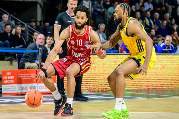 GER, Berlin, basketball, Alba Berlin vs Fitness First Wuerzburg Baskets, at the Max-Schmeling-Halle , BBL, pictured from left: Davion Mintz (Wuerzburg 10), J Wan Roberts (Alba 13), Action, duels, fighting for the ball, March 8, 2026 Copyright: HMBxMedia UwexKoch