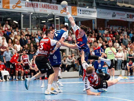Mex Raguse (HBW Balingen-Weilstetten, 06) beim Torwurf gegen Christian Wilhelm (HSG Nordhorn Lingen, 03) und Florian Els (HSG Nordhorn Lingen, 25) HSG Nordhorn-Lingen vs. HBW Balingen-Weilstetten , Handball, 2. Bundesliga, 23. Spieltag, Saison 2025 2026, 08.03.2026 HSG Nordhorn-Lingen vs. HBW Balingen-Weilstetten , Handball, 2. Bundesliga, 23. Spieltag, Saison 2025 2026, 08.03.2026 Nordhorn Copyright: xEibner-Pressefoto DamianxKruczynx EP_DKI