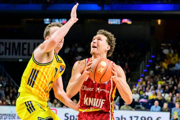 GER, Berlin, basketball, Alba Berlin vs Fitness First Wuerzburg Baskets, at the Max-Schmeling-Halle , BBL, pictured from left: Moses Wood (Alba 11), Brae Ivey (Wuerzburg 11), Action, duels, fighting for the ball, March 8, 2026 Copyright: HMBxMedia UwexKoch