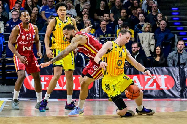 GER, Berlin, basketball, Alba Berlin vs Fitness First Wuerzburg Baskets, at the Max-Schmeling-Halle , BBL, pictured from left: David Muenkat (Wuerzburg 55), Justin Bean (Alba 34), Action, duels, fighting for the ball, March 8, 2026 Copyright: HMBxMedia UwexKoch