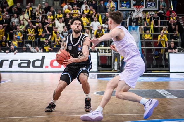 Devon Daniels IV (Veolia Towers Hamburg, 21) vs. Julis Baumer (MHP RIESEN Ludwigsburg, 37) GER, MHP Riesen Ludwigsburg - Veolia Towers Hamburg, Basketball Bundesliga, easycredit BBL, 23. Spieltag, Spielzeit 2025 2026, 08.03.2026 GER, MHP Riesen Ludwigsburg - Veolia Towers Hamburg, Basketball Bundesliga, easycredit BBL, 23. Spieltag, Spielzeit 2025 2026, 08.03.2026 Ludwigsburg Copyright: xSandyxDinkelackerx EP_SDR