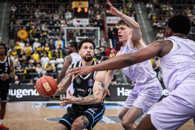 Devon Daniels IV (Veolia Towers Hamburg, 21) vs. Julis Baumer (MHP RIESEN Ludwigsburg, 37) und Maxwell Dongmo Temoka (MHP RIESEN Ludwigsburg, 39) GER, MHP Riesen Ludwigsburg - Veolia Towers Hamburg, Basketball Bundesliga, easycredit BBL, 23. Spieltag, Spielzeit 2025 2026, 08.03.2026 GER, MHP Riesen Ludwigsburg - Veolia Towers Hamburg, Basketball Bundesliga, easycredit BBL, 23. Spieltag, Spielzeit 2025 2026, 08.03.2026 Ludwigsburg Copyright: xSandyxDinkelackerx EP_SDR
