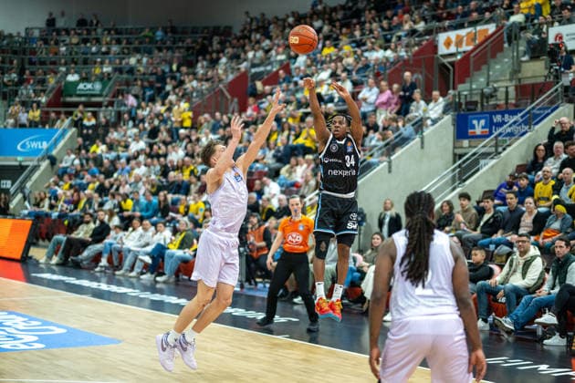 Julis Baumer (MHP RIESEN Ludwigsburg, 37), Ross Williams (Veolia Towers Hamburg, 34), Traveon Buchanan (MHP RIESEN Ludwigsburg, 02), GER, MHP Riesen vs. Veolia Towers Hamburg, Basketball Bundesliga, easycredit BBL, 23. Spieltag, Spielzeit 2025 2026, 08.03.2026, GER, MHP Riesen vs. Veolia Towers Hamburg, Basketball Bundesliga, easycredit BBL, 23. Spieltag, Spielzeit 2025 2026, 08.03.2026 Ludwigsburg Copyright: xEibner-Pressefoto SaschaxWaltherx EP_EER