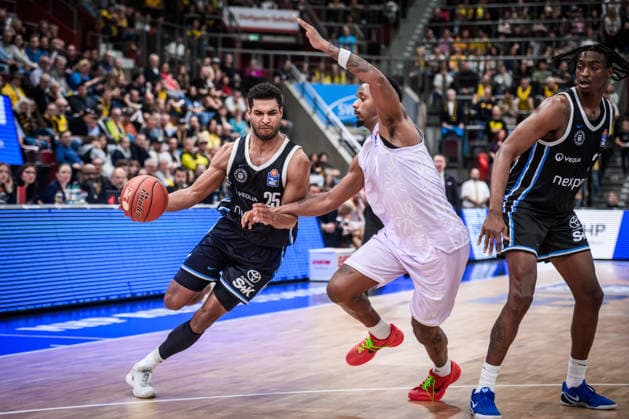 Kenneth Ogbe (Veolia Towers Hamburg, 25) vs. Elijah Hughes (MHP RIESEN Ludwigsburg, 07) GER, MHP Riesen Ludwigsburg - Veolia Towers Hamburg, Basketball Bundesliga, easycredit BBL, 23. Spieltag, Spielzeit 2025 2026, 08.03.2026 GER, MHP Riesen Ludwigsburg - Veolia Towers Hamburg, Basketball Bundesliga, easycredit BBL, 23. Spieltag, Spielzeit 2025 2026, 08.03.2026 Ludwigsburg Copyright: xSandyxDinkelackerx EP_SDR