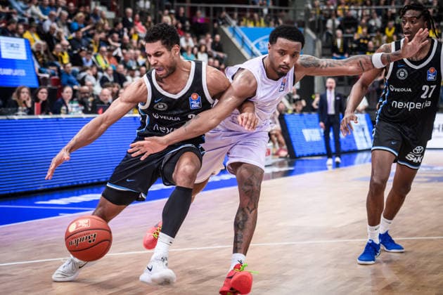 Kenneth Ogbe (Veolia Towers Hamburg, 25) vs. Elijah Hughes (MHP RIESEN Ludwigsburg, 07) GER, MHP Riesen Ludwigsburg - Veolia Towers Hamburg, Basketball Bundesliga, easycredit BBL, 23. Spieltag, Spielzeit 2025 2026, 08.03.2026 GER, MHP Riesen Ludwigsburg - Veolia Towers Hamburg, Basketball Bundesliga, easycredit BBL, 23. Spieltag, Spielzeit 2025 2026, 08.03.2026 Ludwigsburg Copyright: xSandyxDinkelackerx EP_SDR