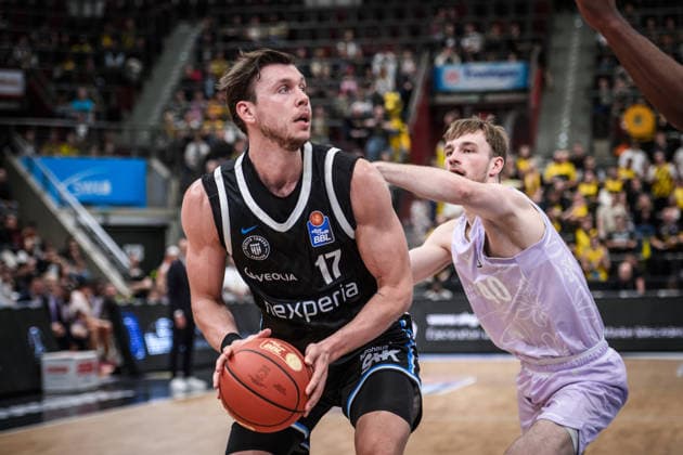 Niklas Wimberg (Veolia Towers Hamburg, 17) vs. Simon Feneberg (MHP RIESEN Ludwigsburg, 40) GER, MHP Riesen Ludwigsburg - Veolia Towers Hamburg, Basketball Bundesliga, easycredit BBL, 23. Spieltag, Spielzeit 2025 2026, 08.03.2026 GER, MHP Riesen Ludwigsburg - Veolia Towers Hamburg, Basketball Bundesliga, easycredit BBL, 23. Spieltag, Spielzeit 2025 2026, 08.03.2026 Ludwigsburg Copyright: xSandyxDinkelackerx EP_SDR