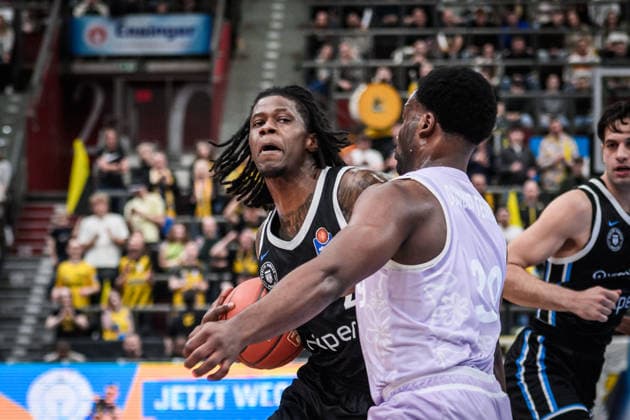Leonard Thorpe Jr (Veolia Towers Hamburg, 02) vs. Maxwell Dongmo Temoka (MHP RIESEN Ludwigsburg, 39) GER, MHP Riesen Ludwigsburg - Veolia Towers Hamburg, Basketball Bundesliga, easycredit BBL, 23. Spieltag, Spielzeit 2025 2026, 08.03.2026 GER, MHP Riesen Ludwigsburg - Veolia Towers Hamburg, Basketball Bundesliga, easycredit BBL, 23. Spieltag, Spielzeit 2025 2026, 08.03.2026 Ludwigsburg Copyright: xSandyxDinkelackerx EP_SDR