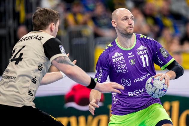 v.li.: Gerdas Babarskas (BHC, 14), Lukas Sandell (RNL, 11), Zweikampf, Spielszene, Duell, duel, tackle, tackling, Dynamik, Action, Aktion, im lila Sondertrikot zum Weltfrauentag 2026, 08.03.2026, Mannheim (Deutschland), Handball, Bundesliga, Rhein-Neckar Löwen - Bergischer HC