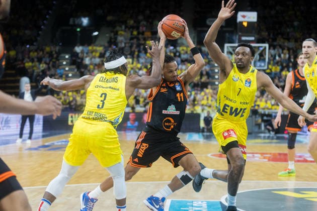 Oldenburg, Niedersachsen, DEU, 08.03.2026, Alonzo Verge Jr. (Mitte, Rasta Vechta), Dakarai Tucker (rechts, EWE Baskets Oldenburg) und Christopher Clemons (links, EWE Baskets Oldenburg). EWE Baskets Oldenburg vs. Rasta Vechta. Basketball. 1. Basketball-Bundesliga Saison 2025 2026, 23. Spieltag, Grosse EWE Arena. EWE Baskets Oldenburg vs. Rasta Vechta