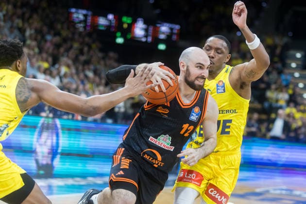 Oldenburg, Niedersachsen, DEU, 08.03.2026, Tommy Kuhse (Mitte, Rasta Vechta), Dakarai Tucker (links, EWE Baskets Oldenburg) und Kyle Lofton (rechts, EWE Baskets Oldenburg). EWE Baskets Oldenburg vs. Rasta Vechta. Basketball. 1. Basketball-Bundesliga Saison 2025 2026, 23. Spieltag, Grosse EWE Arena. EWE Baskets Oldenburg vs. Rasta Vechta