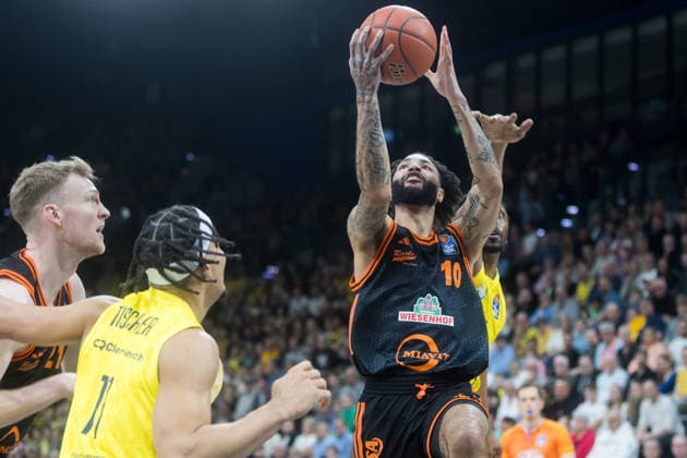 Oldenburg, Niedersachsen, DEU, 08.03.2026, Tevin Brown (Mitte, Rasta Vechta), Dakarai Tucker (rechts, EWE Baskets Oldenburg), Nicholas Tischler (links, EWE Baskets Oldenburg), Lars Thiemann (links, Rasta Vechta). EWE Baskets Oldenburg vs. Rasta Vechta. Basketball. 1. Basketball-Bundesliga Saison 2025 2026, 23. Spieltag, Grosse EWE Arena. EWE Baskets Oldenburg vs. Rasta Vechta