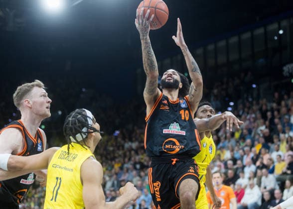 Oldenburg, Niedersachsen, DEU, 08.03.2026, Tevin Brown (Mitte, Rasta Vechta), Dakarai Tucker (rechts, EWE Baskets Oldenburg), Nicholas Tischler (links, EWE Baskets Oldenburg), Lars Thiemann (links, Rasta Vechta). EWE Baskets Oldenburg vs. Rasta Vechta. Basketball. 1. Basketball-Bundesliga Saison 2025 2026, 23. Spieltag, Grosse EWE Arena. EWE Baskets Oldenburg vs. Rasta Vechta