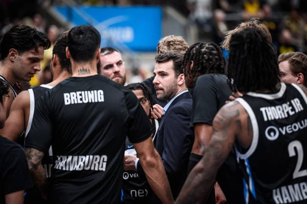 Benka Barloschky (Veolia Towers Hamburg, Headcoach) - Auszeit, Ansprache an das Team GER, MHP Riesen Ludwigsburg - Veolia Towers Hamburg, Basketball Bundesliga, easycredit BBL, 23. Spieltag, Spielzeit 2025 2026, 08.03.2026 GER, MHP Riesen Ludwigsburg - Veolia Towers Hamburg, Basketball Bundesliga, easycredit BBL, 23. Spieltag, Spielzeit 2025 2026, 08.03.2026 Ludwigsburg Copyright: xSandyxDinkelackerx EP_SDR