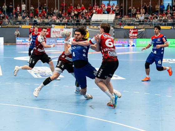 Tim Ruggiero Matthes (HBW Balingen-Weilstetten, 04) beim Torwurf gegen Frieder Bandlow (HSG Nordhorn Lingen, 02) und Elmar Erlingsson (HSG Nordhorn Lingen, 64) HSG Nordhorn-Lingen vs. HBW Balingen-Weilstetten , Handball, 2. Bundesliga, 23. Spieltag, Saison 2025 2026, 08.03.2026 HSG Nordhorn-Lingen vs. HBW Balingen-Weilstetten , Handball, 2. Bundesliga, 23. Spieltag, Saison 2025 2026, 08.03.2026 Nordhorn Copyright: xEibner-Pressefoto DamianxKruczynx EP_DKI
