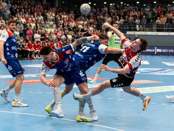 Elmar Erlingsson (HSG Nordhorn Lingen, 64) beim Torwurf gegen Csaba Leimeter (HBW Balingen-Weilstetten, 55) und Bennet Strobel (HBW Balingen-Weilstetten, 11) HSG Nordhorn-Lingen vs. HBW Balingen-Weilstetten , Handball, 2. Bundesliga, 23. Spieltag, Saison 2025 2026, 08.03.2026 HSG Nordhorn-Lingen vs. HBW Balingen-Weilstetten , Handball, 2. Bundesliga, 23. Spieltag, Saison 2025 2026, 08.03.2026 Nordhorn Copyright: xEibner-Pressefoto DamianxKruczynx EP_DKI