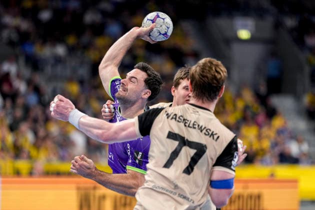 v.li.: Dani Baijens (RNL, 77), Lars Kooij (BHC, 15), Johannes Wasielewski (BHC, 77), Zweikampf, Spielszene, Duell, duel, tackle, tackling, Dynamik, Action, Aktion, 08.03.2026, Mannheim (Deutschland), Handball, Bundesliga, Rhein-Neckar Löwen - Bergischer HC