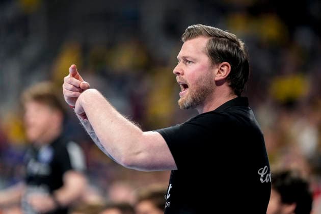 Arnor Thor Gunnarsson (Trainer, Cheftrainer, BHC), gibt Anweisungen, gestikuliert, mit den Armen gestikulieren, Einzelbild, Einzelfoto, Aktion, Action, 08.03.2026, Mannheim (Deutschland), Handball, Bundesliga, Rhein-Neckar Löwen - Bergischer HC