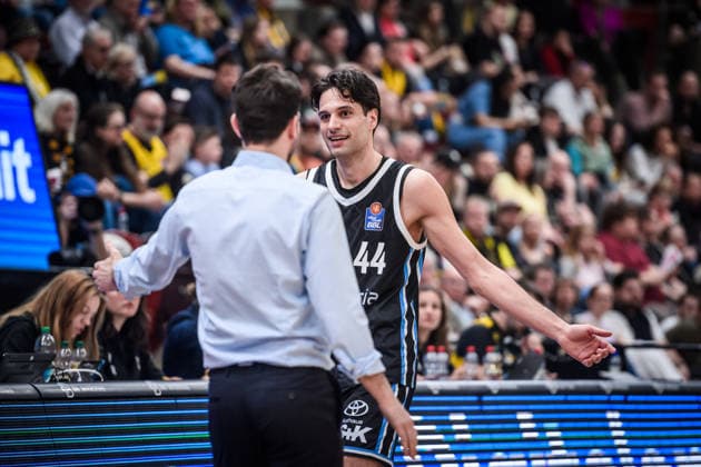 Benedikt Turudic (Veolia Towers Hamburg, 44) mit Benka Barloschky (Veolia Towers Hamburg, Headcoach) GER, MHP Riesen Ludwigsburg - Veolia Towers Hamburg, Basketball Bundesliga, easycredit BBL, 23. Spieltag, Spielzeit 2025 2026, 08.03.2026 GER, MHP Riesen Ludwigsburg - Veolia Towers Hamburg, Basketball Bundesliga, easycredit BBL, 23. Spieltag, Spielzeit 2025 2026, 08.03.2026 Ludwigsburg Copyright: xSandyxDinkelackerx EP_SDR