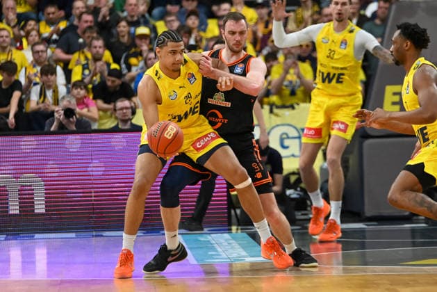 Colin Schroeder (EWE BAskets Oldenburg, 29) am Ball gegn Philip Herkenhoff (RASTA Vechta, 14) EWE Baskets Oldenburg vs. RASTA Vechta, easyCredit Basketball Bundesliga, 23. Spieltag, Saison 2025 2026, 08.03.2026, EWE Baskets Oldenburg vs. RASTA Vechta, easyCredit Basketball Bundesliga, 23. Spieltag, Saison 2025 2026, 08.03.2026 Oldenburg Copyright: xEibner-Pressefoto RobertxGertzenx EP_RGN