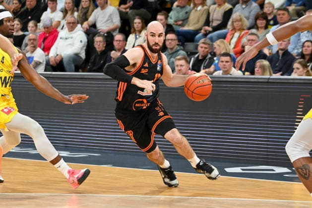 Tommy Kuhse (RASTA Vechta, 12) setzt sich durch EWE Baskets Oldenburg vs. RASTA Vechta, easyCredit Basketball Bundesliga, 23. Spieltag, Saison 2025 2026, 08.03.2026, EWE Baskets Oldenburg vs. RASTA Vechta, easyCredit Basketball Bundesliga, 23. Spieltag, Saison 2025 2026, 08.03.2026 Oldenburg Copyright: xEibner-Pressefoto RobertxGertzenx EP_RGN